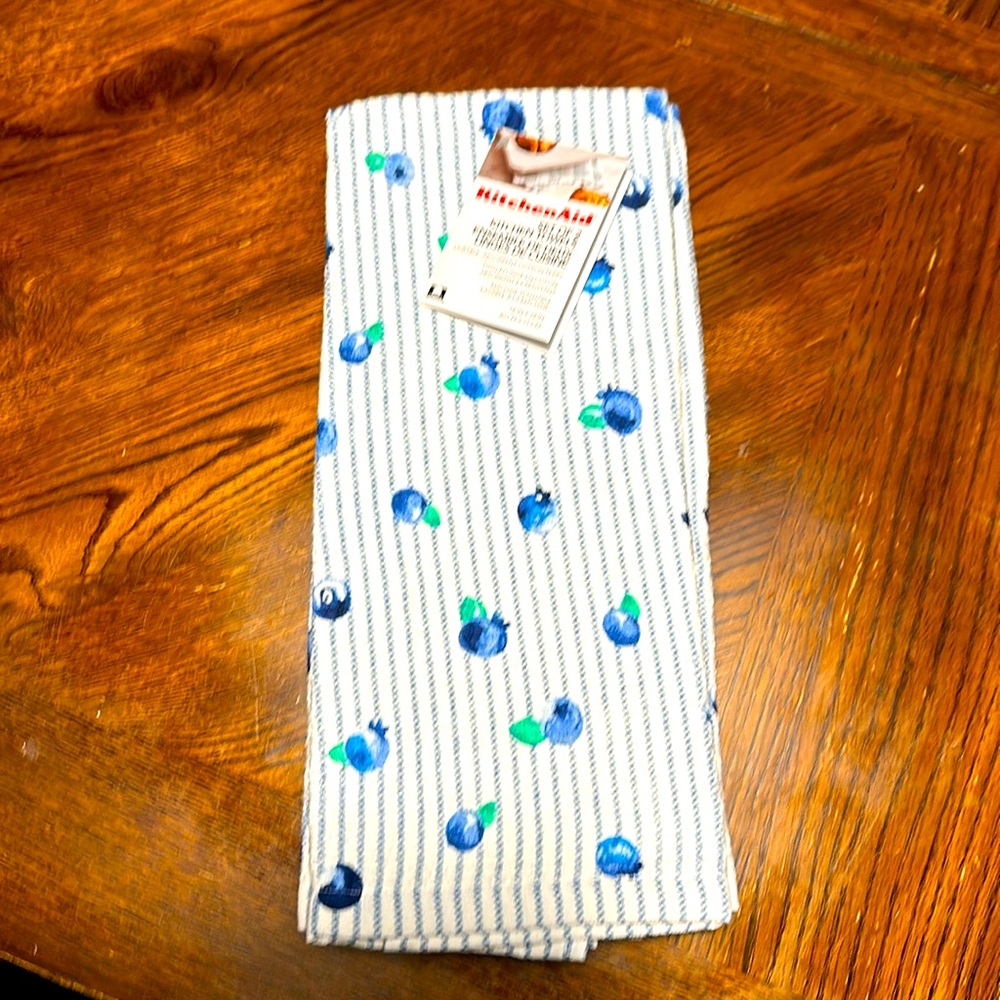 NWT Kitchen Aid Set of 2 Kitchen Towels. Blueberry design!